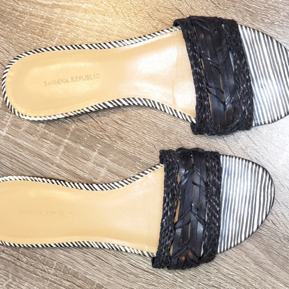 Banana Republic Black Slides 8 1/2 - Picture 1 of 4